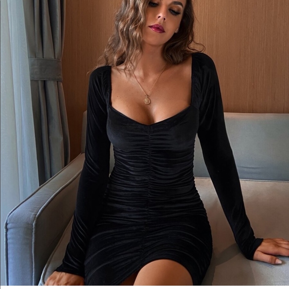 Black Lush Velvet Fitted Sweetheart Dress - Picture 3 of 8
